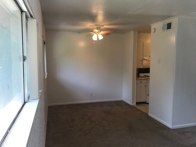 Foto del edificio - Southside 2 bedroom in quiet neighborhood with covered parking