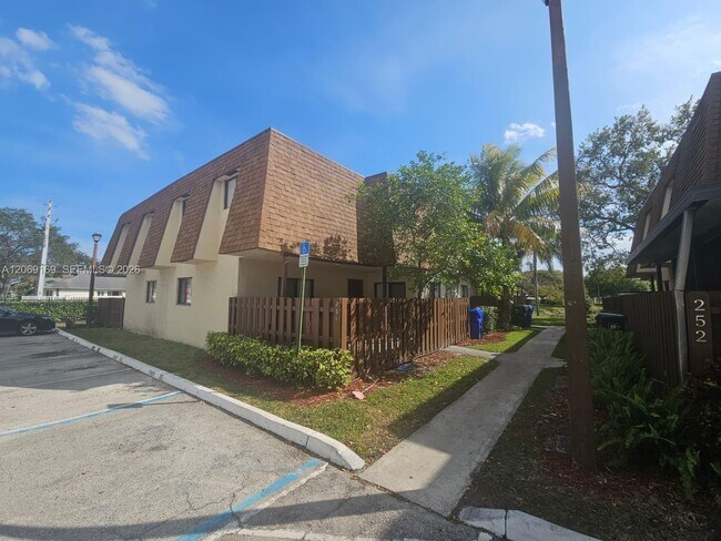 Foto del edificio - 253 San Remo Blvd