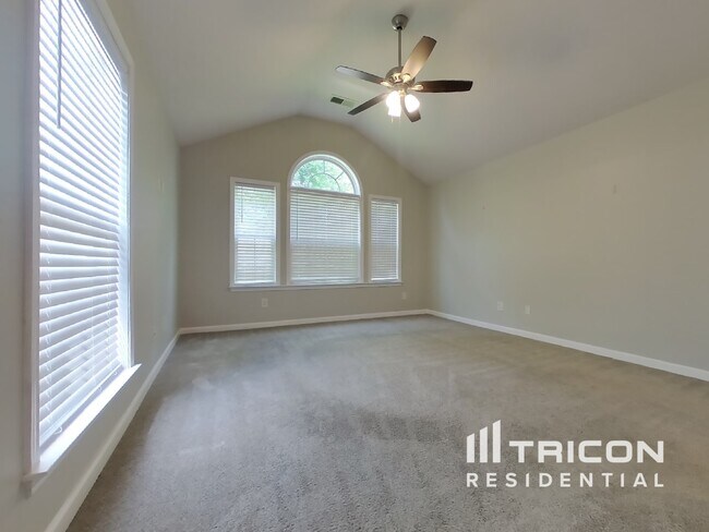 Foto del edificio - 409 Highland Falls Dr