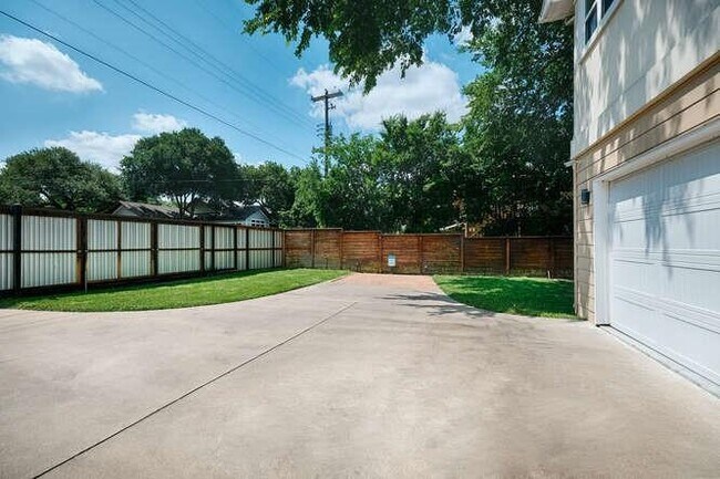 Building Photo - 901 W Mary St