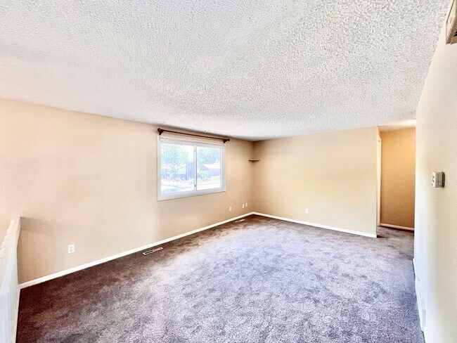 Foto del edificio - Large 3 Bedroom, 2 Bathroom Home With Attached 2 Car Garage in the Thompson Valley School Distric...