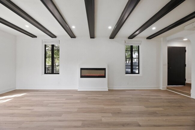 Foto del edificio - 9 bed 4 bath, available 2026!!