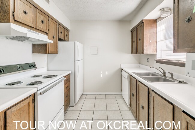 Building Photo - 1223 Lakecrest Dr