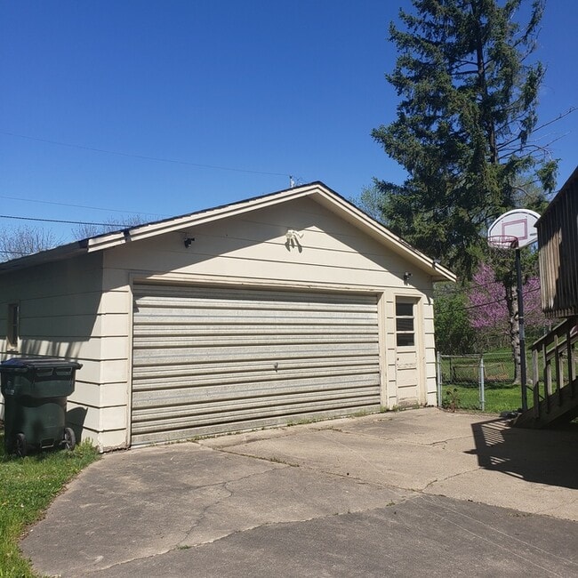 Building Photo - Spacious 5 bedroom split-level on NE side.