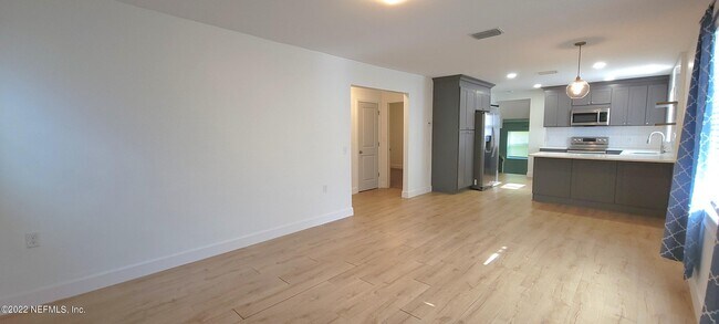 Building Photo - 3352 Dellwood Ave