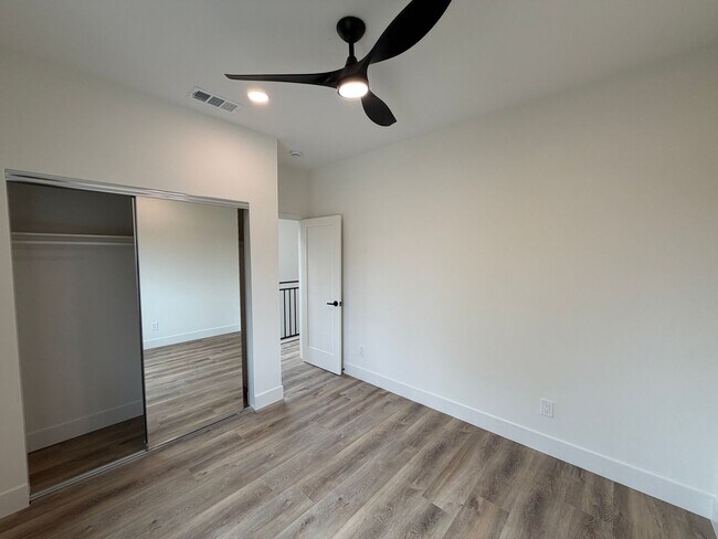Foto del edificio - BRAND NEW (2026)!! 4 Bed / 2 Bath Home on Ewing (Near Campus)