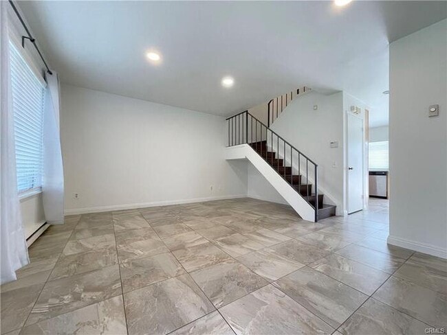 Building Photo - 631 W Alton Ave