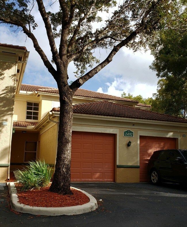 Foto del edificio - 2492 Centergate Dr