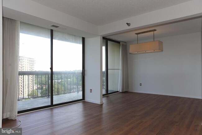 Foto del edificio - 7401 Westlake Terrace