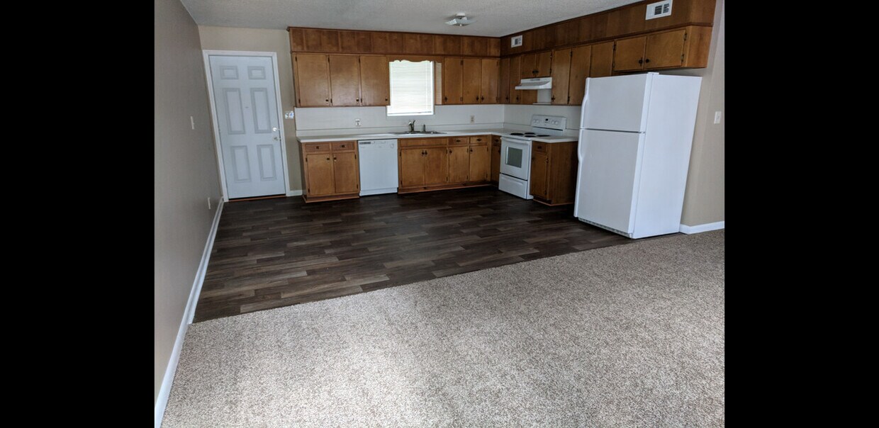 Building Photo - Twin Oaks D-F