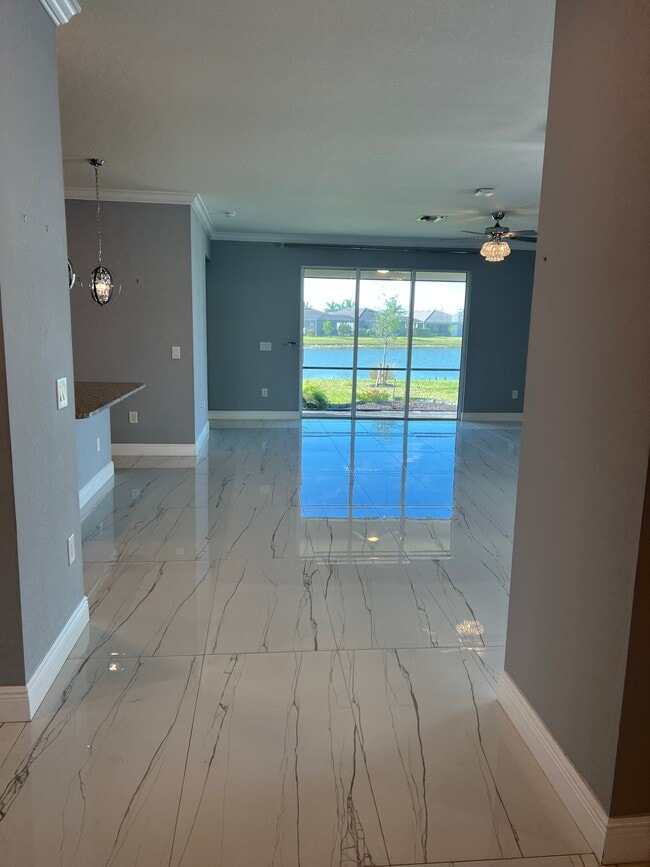 Foto del edificio - 4351 Bluegrass Dr