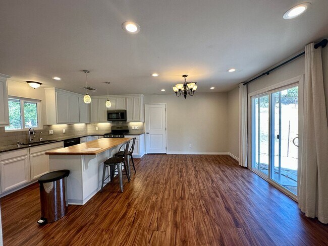 Building Photo - Beautiful 3-bedroom 2 bath Single Family T...