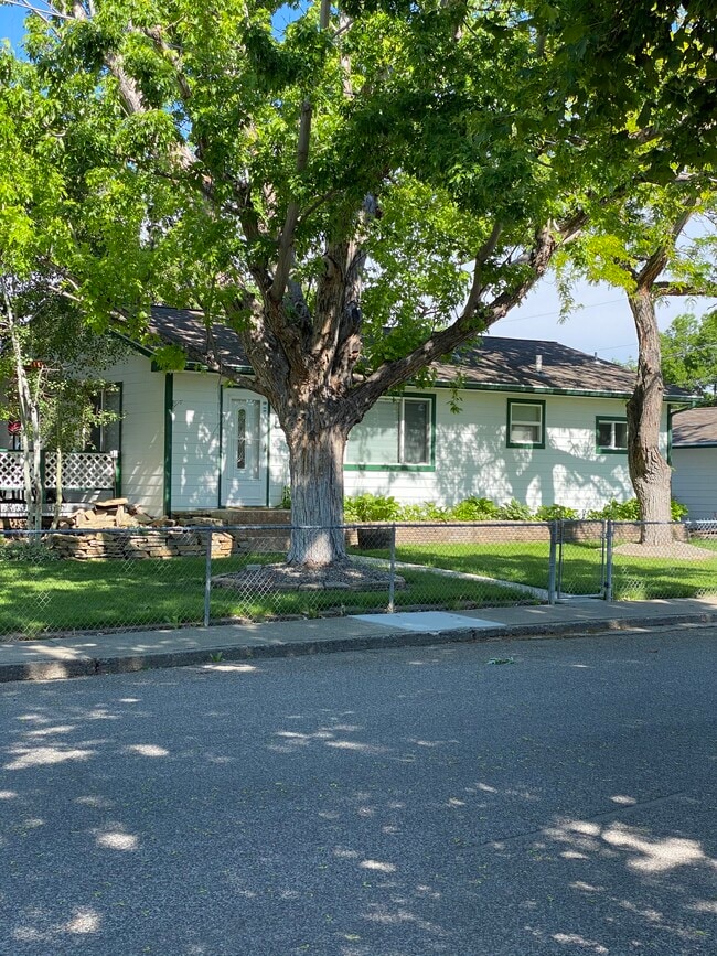 Building Photo - 1006 25th St W