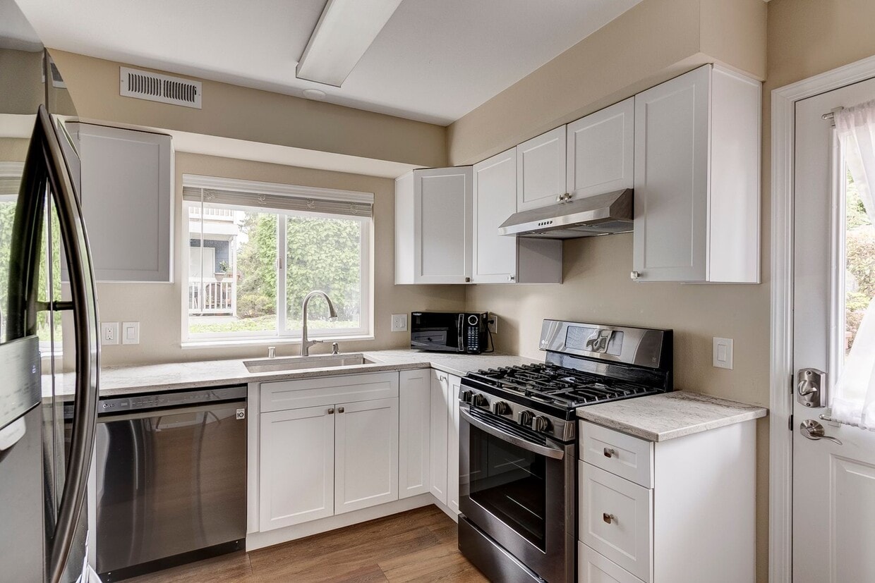 Primary Photo - Tri-Level 2 Bed, 2 .5 bath Home near Ft. N...
