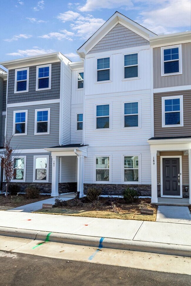 Building Photo - STUNNING TOWNHOME 3 bed, 3.5 Bath with Hig...