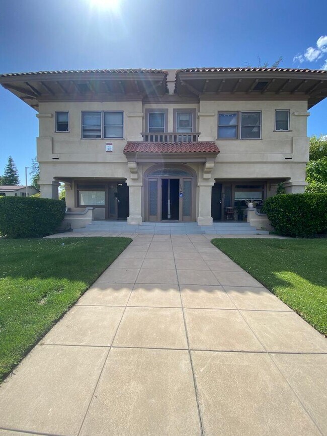 Foto del edificio - 1561 N Wishon Ave