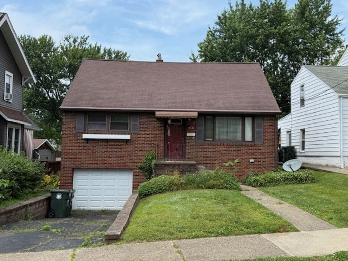 Foto principal - Charming 3 Bedroom Home with Fenced Yard &...