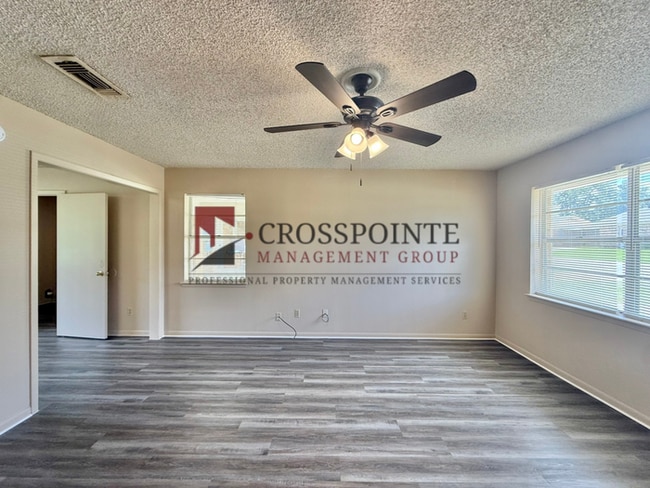 Building Photo - Charming 2-Bedroom 1-Bathroom Duplex!
