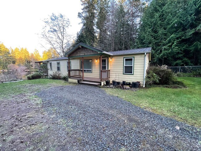 Foto del edificio - Lakebay 3 Bedroom Available Now, Fenced Yard & More! $500 Move in Bonus!