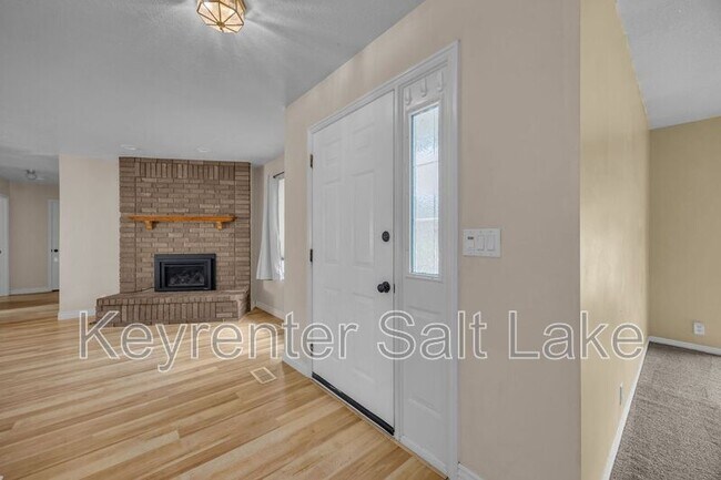 Building Photo - 567 N Allanwood Pl