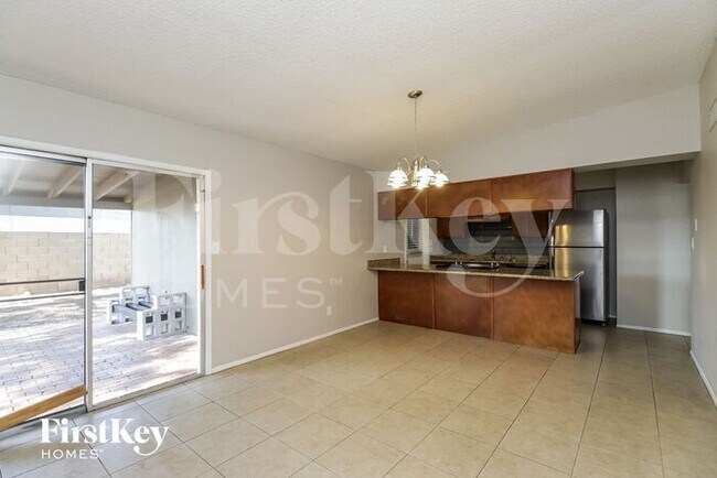 Building Photo - 339 W Santa Cruz Dr