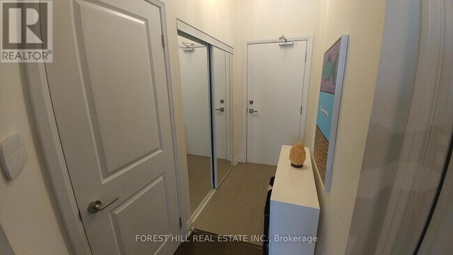 Photo du bâtiment - 530-P530 St Clair Ave W