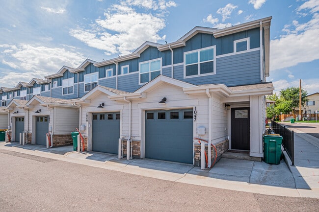 Photo - 1047 Oak Cir Townhome