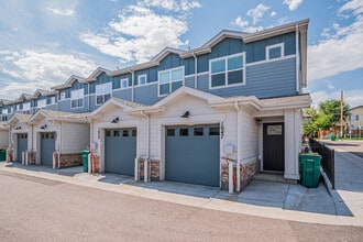 Building Photo - 1047 Oak Cir