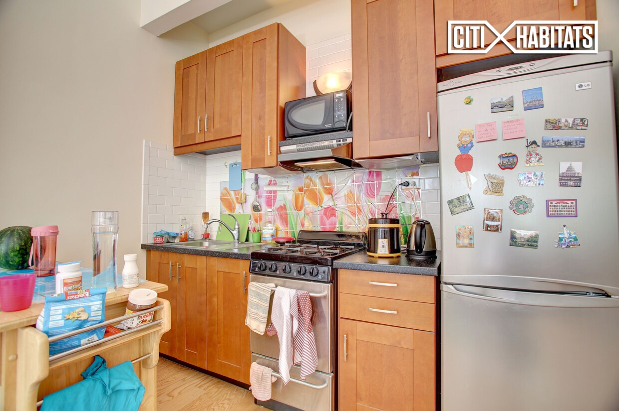 Building Photo - 309 W 84th St