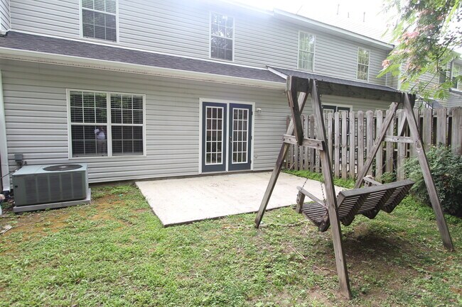 Foto del edificio - Wonderful and Large 3 Bedroom 2.5 Bath Townhome w/Garage