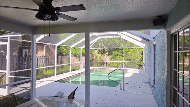 Building Photo - Pool Home in Vero Lake Estates 3/3 with Bonus Room