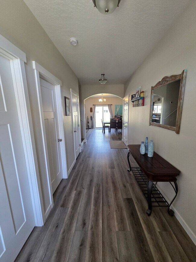 Building Photo - Spacious 4BR House in Greenacres