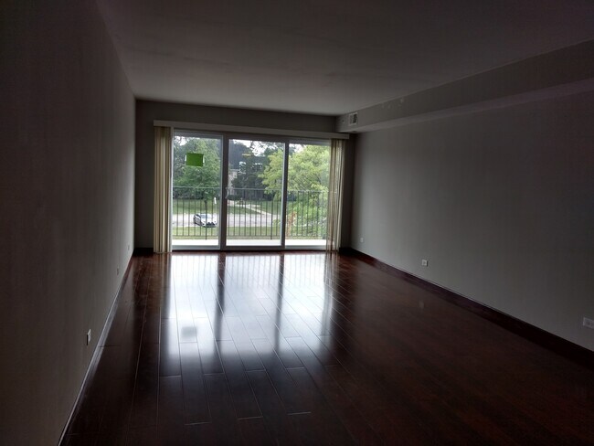 Huge Livingroom - 5201 Carriageway Dr