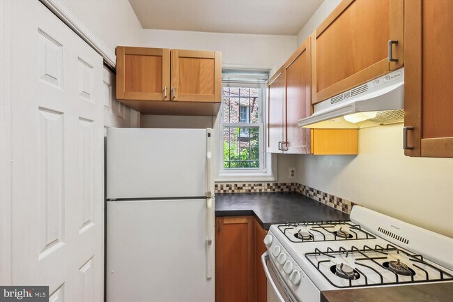 Building Photo - 2303 17th St NW