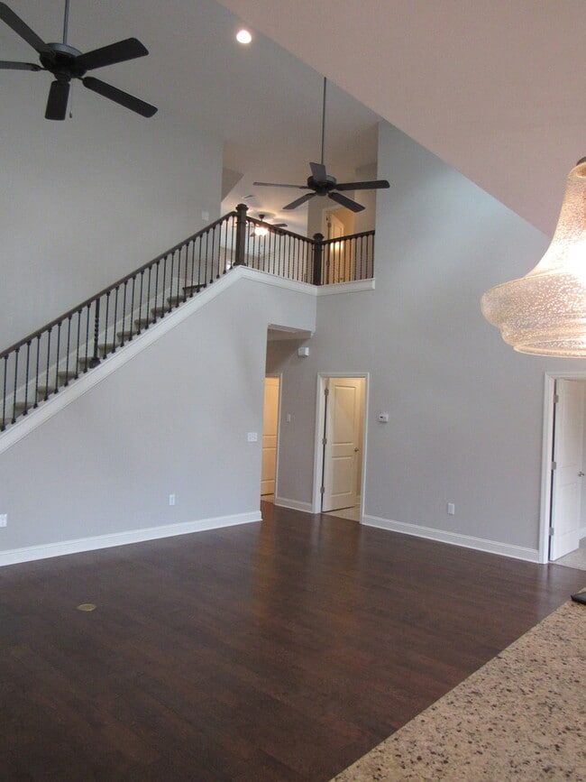 Foto del edificio - Beautiful 4-Bed, 3-Bath Bungalow in Highly Desirable Farragut!