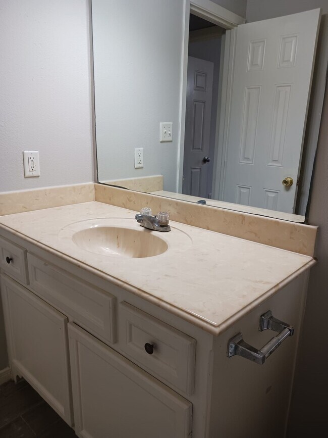 Building Photo - 118 Lindley Dr