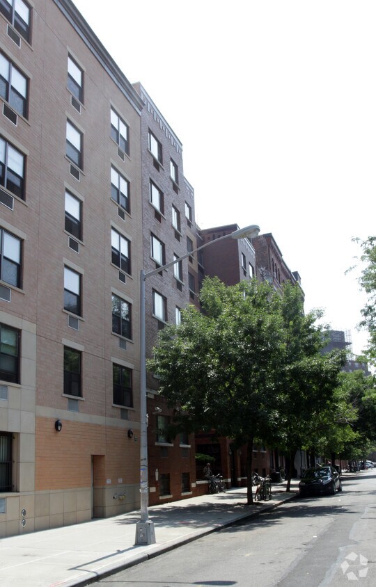 Foto del edificio - 725 E Ninth St