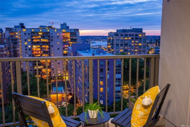 Building Photo - 2Bd/1.75Ba Seattle Condo