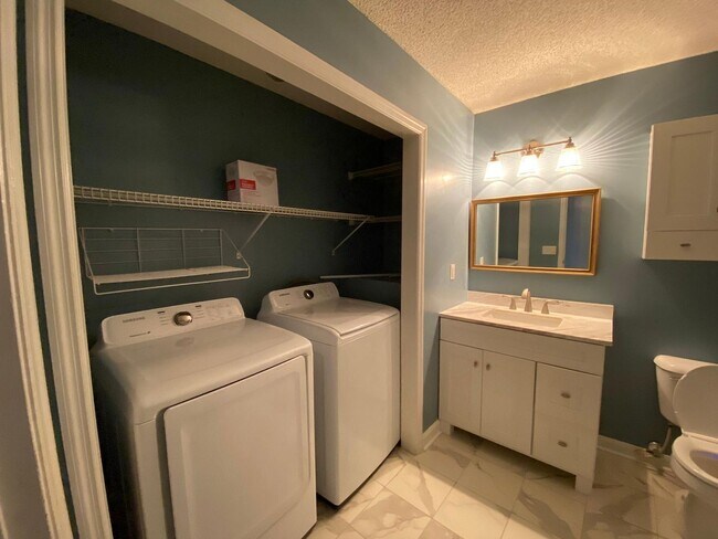 Building Photo - 5 Chesterfield Ct