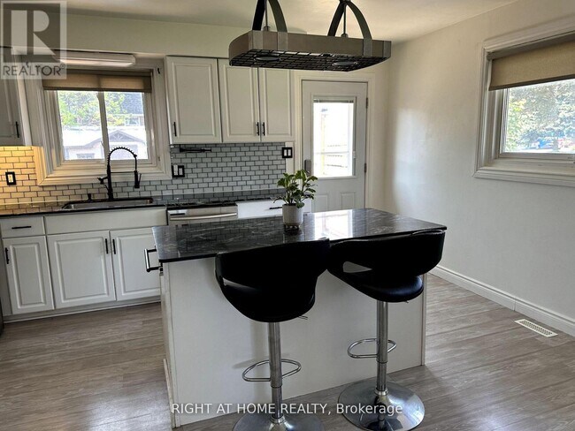 Photo du bâtiment - 166 Barkley Crescent