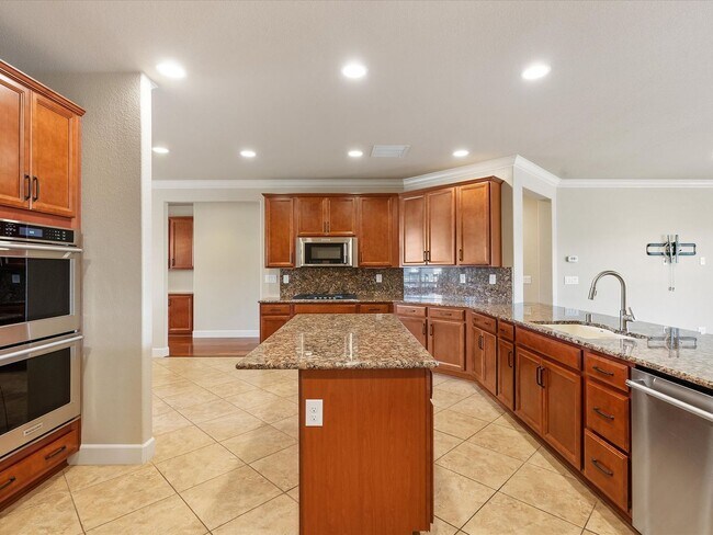 Foto del edificio - Located in the Exclusive Somersett Regency...