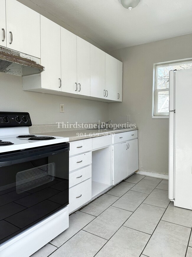 Building Photo - 1437 W 26th St