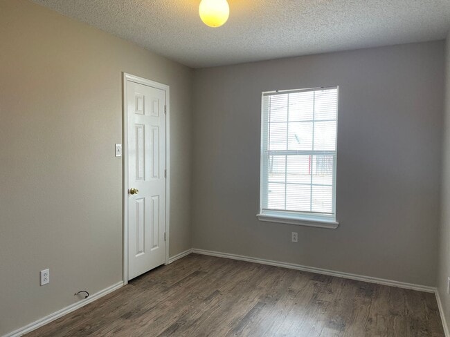 Building Photo - 3 bed 2 bath 5 min. from Texas Tech University