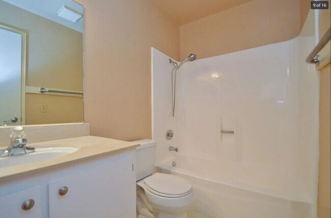 Foto del edificio - $2,790 - GORGEOUS TWO BEDROOM CENTRAL FREM...
