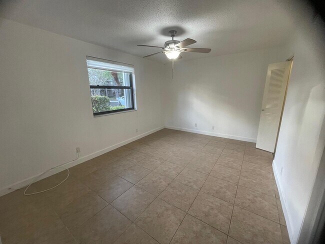 Foto del edificio - 10115 W Sunrise Blvd