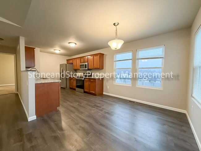 Building Photo - 3 Bedroom 2.5 bath