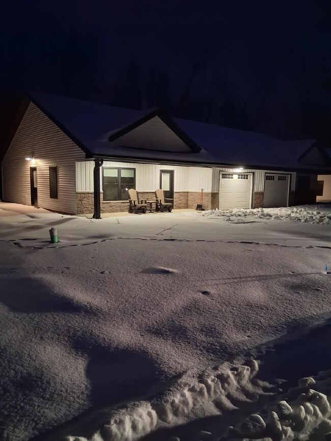 Building Photo - 905 W Broadway St