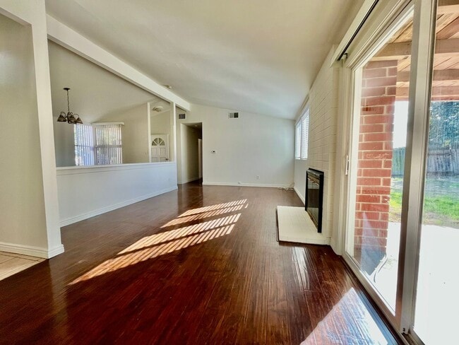 Foto del edificio - Spacious 3 bedroom 2 bathroom home in Birdland neighborhood.. Huge backyard!