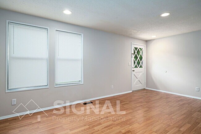 Building Photo - 5040 Oak Leaf Cir