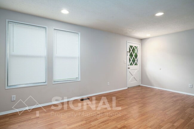 Foto del edificio - 5040 Oak Leaf Cir